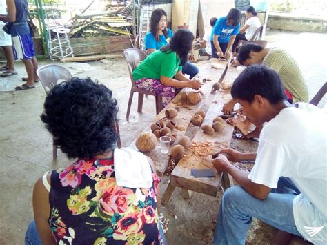 Iba't ibang produkto na gawa sa bao ng niyog lalong pinaunlad ng .